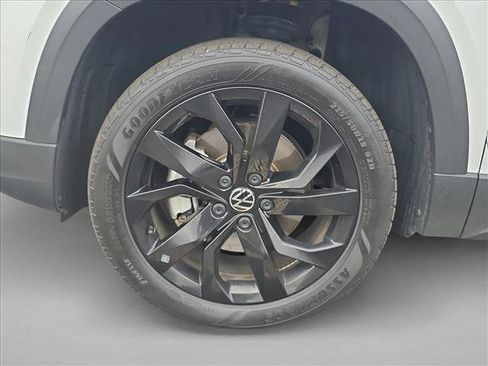 Used 2022 Volkswagen Taos SE image 25