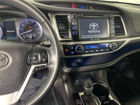 Used 2019 Toyota Highlander SE AWD/4WD image 18