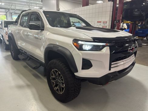 Used 2024 Chevrolet Colorado ZR2 w/ Technology Package AWD/4WD image 3