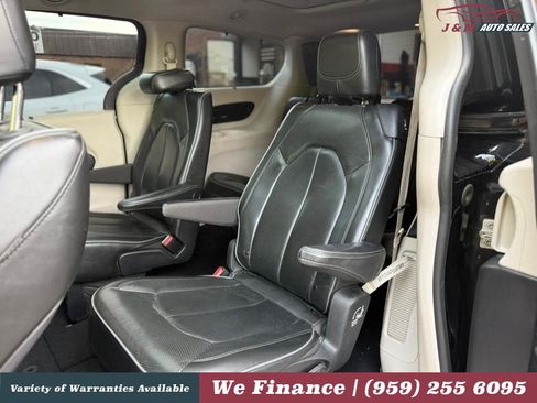 Used 2019 Chrysler Pacifica Limited FWD image 34