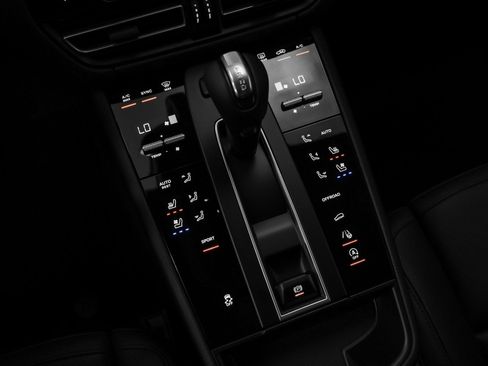 Certified 2025 Porsche Macan image 30