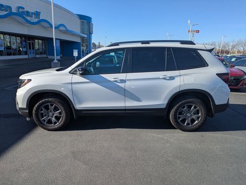 Used 2025 Honda Passport TrailSport image 9