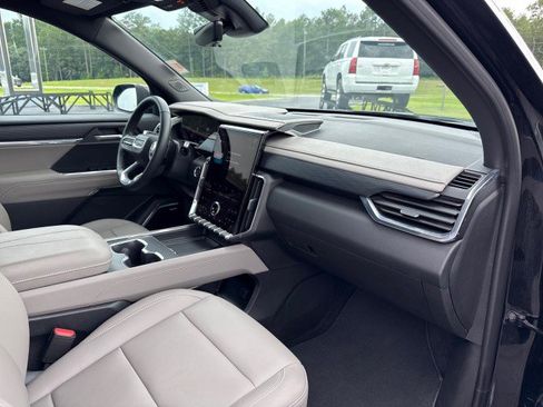 Used 2026 GMC Acadia Elevation w/ Elevation Premium Package FWD image 10