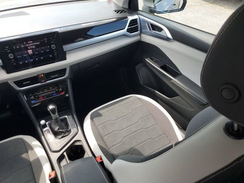 Certified 2025 Volkswagen Taos SE w/ Panoramic Sunroof Package FWD image 9
