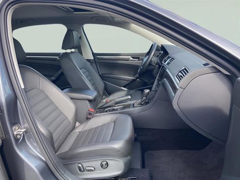 Used 2018 Volkswagen Passat 2.0T SEL Premium image 20