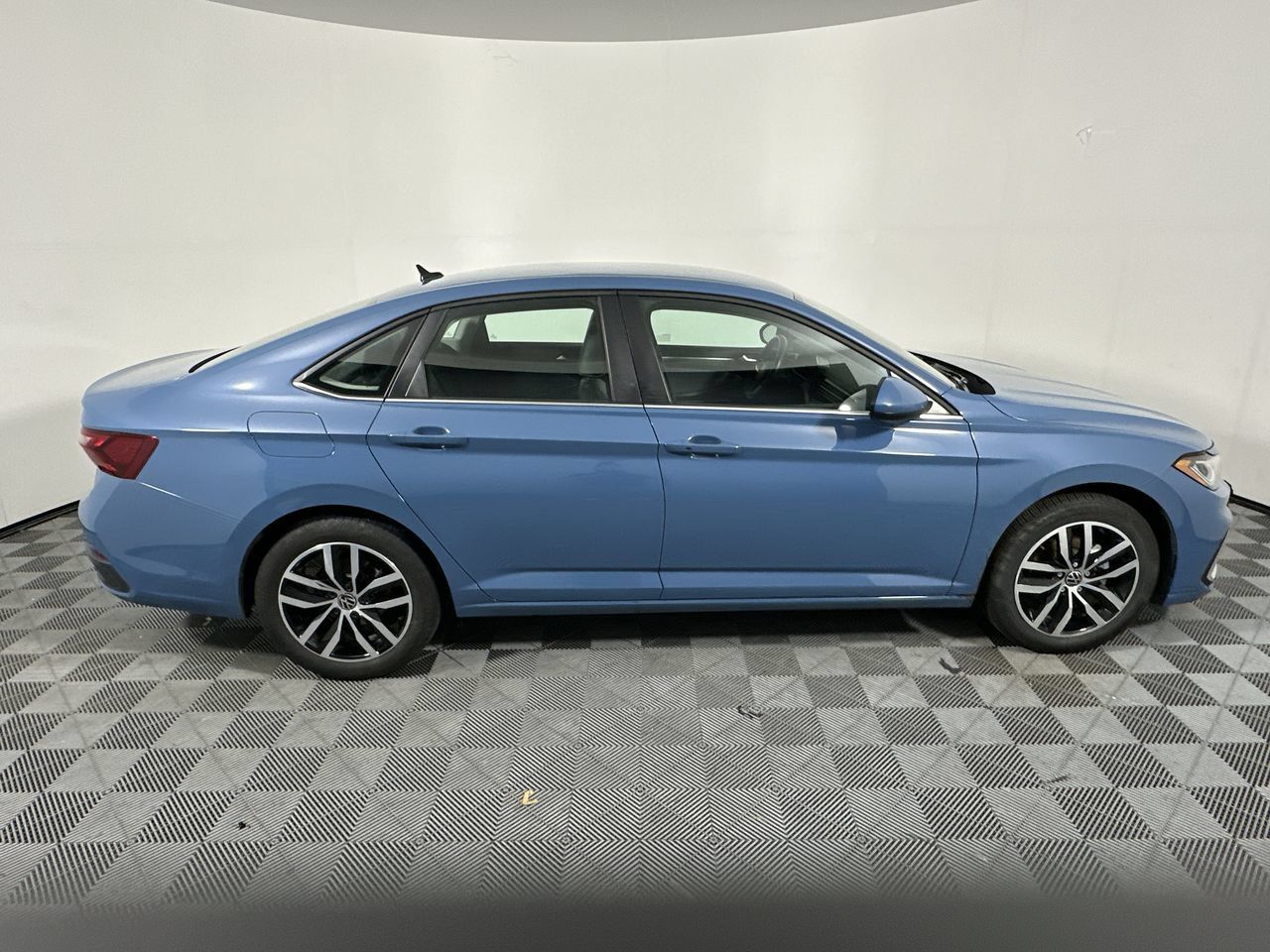 Used 2025 Volkswagen Jetta SE FWD image 19