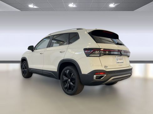 New 2026 Volkswagen Taos SE image 3