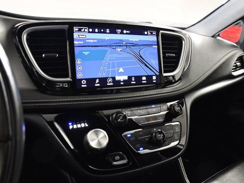 Used 2022 Chrysler Pacifica Limited w/ Uconnect Theater Family Group FWD image 27
