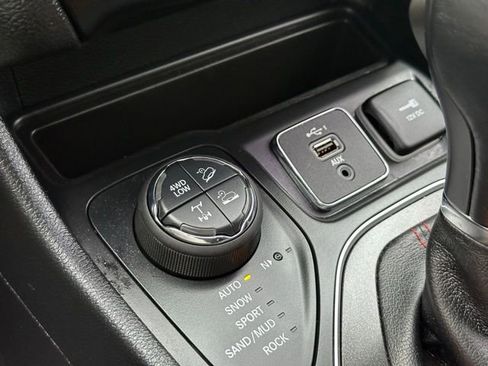 Used 2022 Jeep Cherokee Trailhawk w/ Comfort/Convenience Group image 21