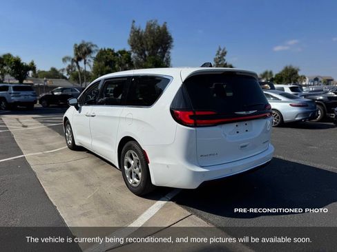 Used 2024 Chrysler Pacifica Limited FWD image 3