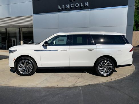 Certified 2025 Lincoln Navigator L Reserve AWD/4WD image 2