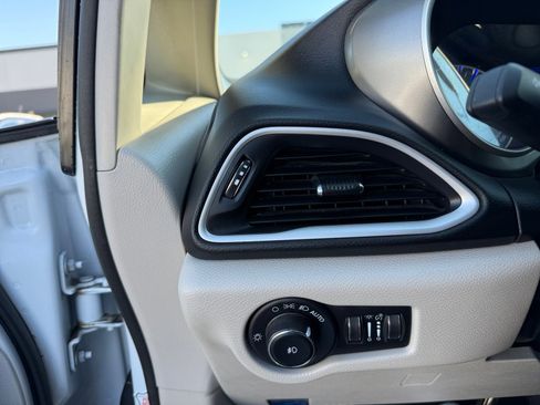 Used 2023 Chrysler Pacifica Touring-L image 22