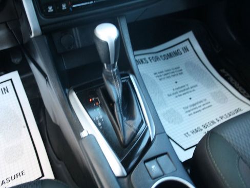 Used 2018 Toyota Corolla LE image 20