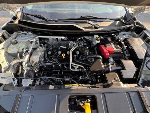 Used 2021 Nissan Rogue SV image 2