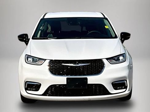 Used 2024 Chrysler Pacifica Touring-L FWD image 2