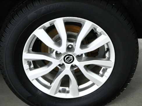 Used 2020 Nissan Rogue SV image 39