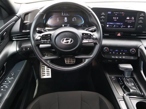 Used 2025 Hyundai Elantra Sport image 11