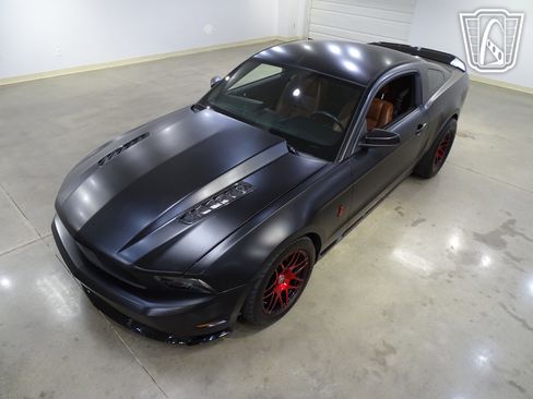 Used 2011 Ford Mustang GT Premium w/ Comfort Pkg image 2