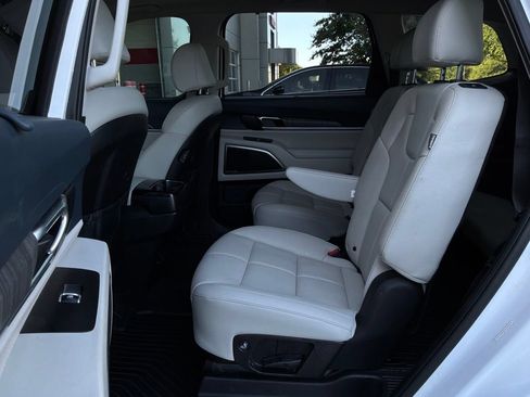 Used 2024 Kia Telluride EX w/ EX Captain's Chair Package FWD image 12