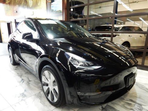 Used 2021 Tesla Model Y Long Range image 1