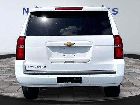 Used 2018 Chevrolet Suburban LT RWD image 5