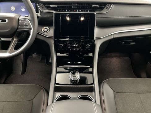 New 2025 Jeep Grand Cherokee Altitude image 13