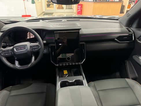 Used 2024 GMC Acadia AT4 w/ Luxury Package image 13