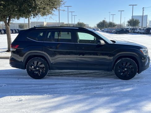 Used 2025 Volkswagen Atlas SE w/ Black Wheel Package image 11
