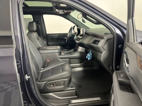 Certified 2022 Chevrolet Tahoe Z71 w/ Luxury Package AWD/4WD image 6