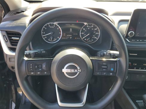 Used 2023 Nissan Rogue SV image 10