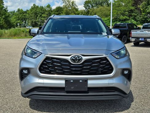 Used 2022 Toyota Highlander XLE AWD/4WD image 9