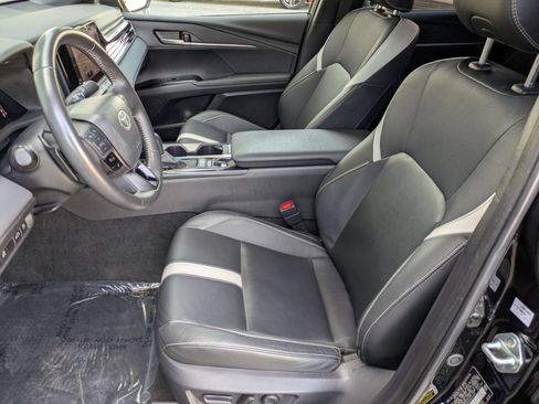 Used 2025 Toyota Camry SE w/ Convenience Package FWD image 21