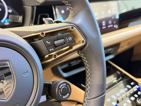 Used 2025 Porsche Cayenne Turbo AWD/4WD image 30