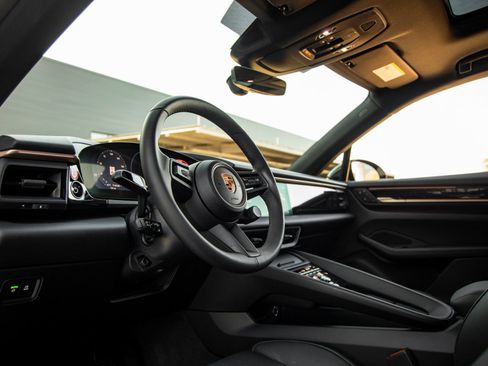 Certified 2025 Porsche Macan Electric RWD image 4