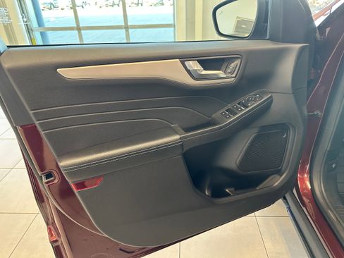 Used 2021 Ford Escape SE w/ SE Sport Appearance Package image 12