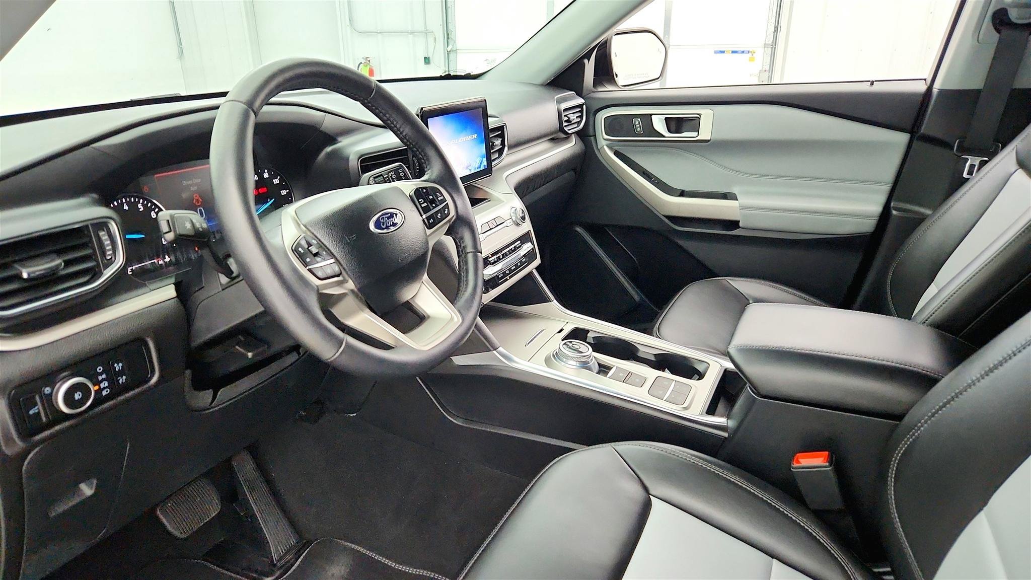 Used 2024 Ford Explorer XLT RWD image 9