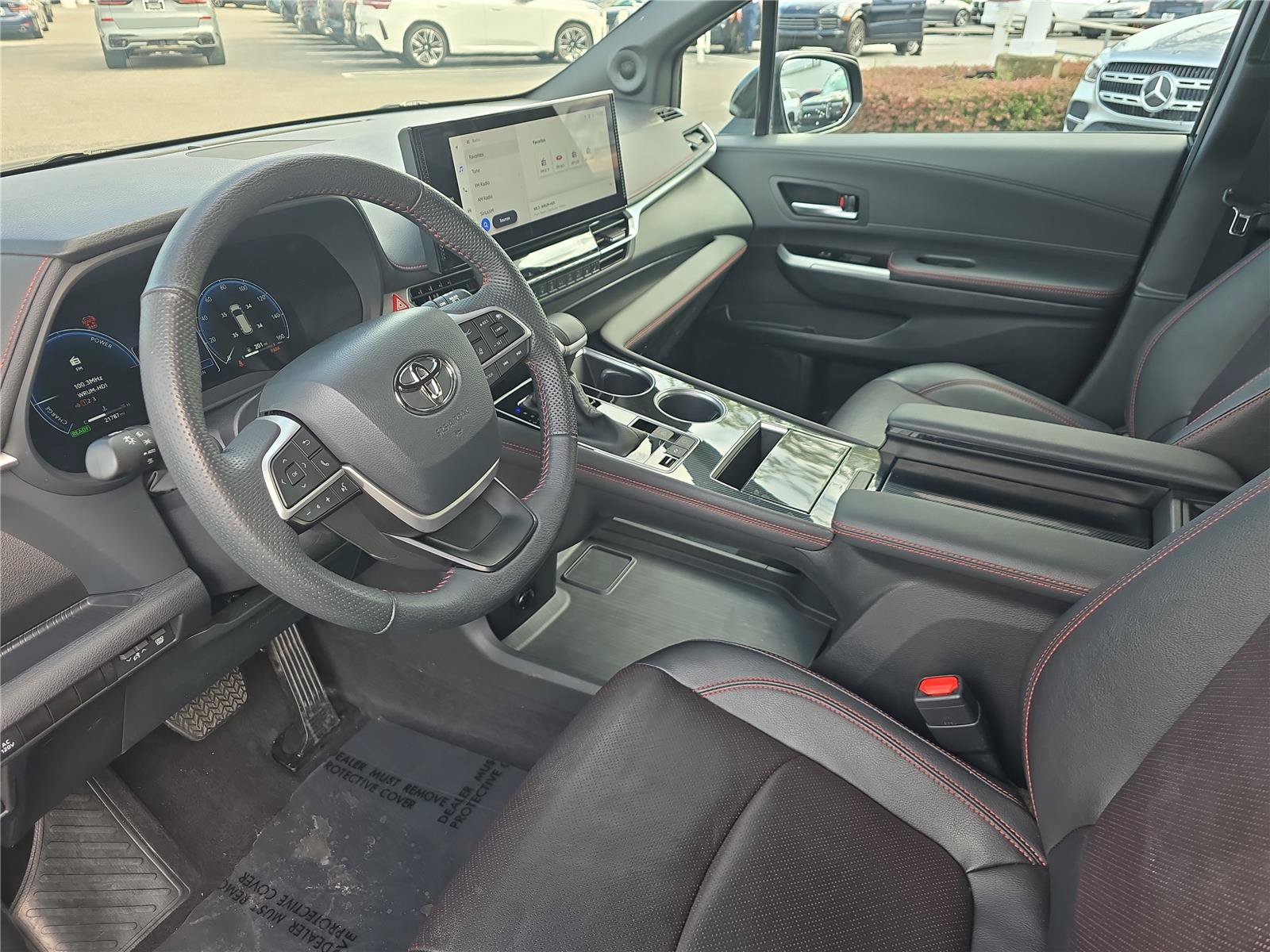 Used 2025 Toyota Sienna XSE w/ XSE Premium Package FWD image 17