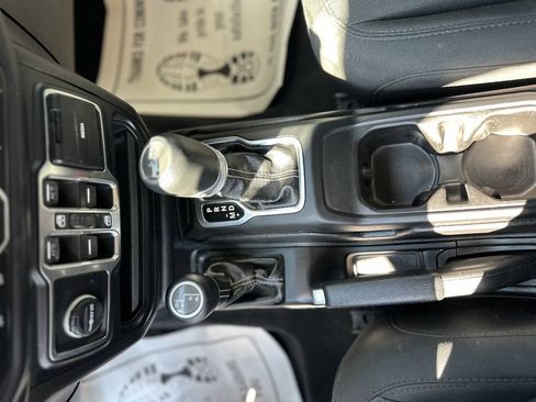 Used 2019 Jeep Wrangler Unlimited Sahara AWD/4WD image 15