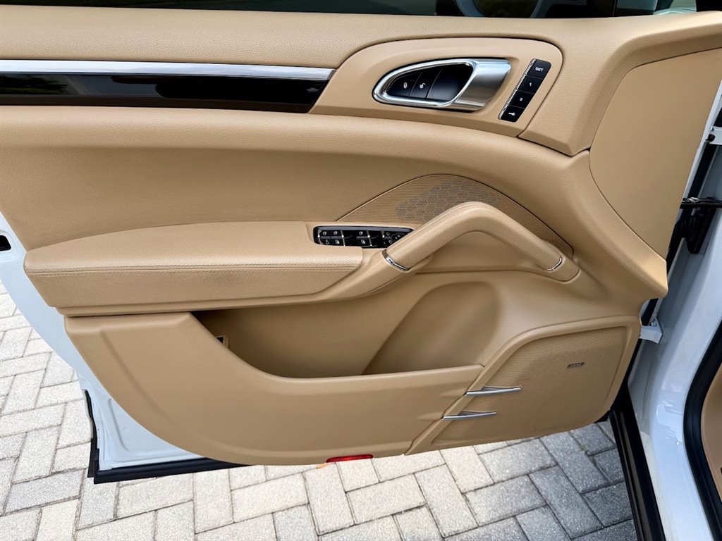 Used 2017 Porsche Cayenne AWD/4WD image 30