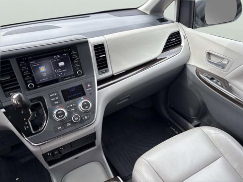 Used 2019 Toyota Sienna XLE w/ XLE Navigation Package image 11