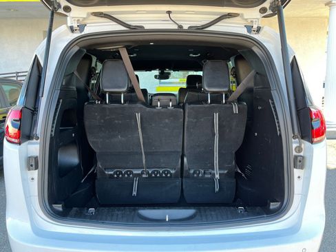 Used 2025 Chrysler Pacifica Select image 29