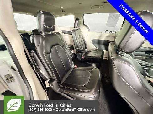 Used 2024 Chrysler Pacifica Touring-L image 17