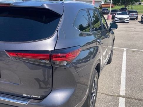 Used 2023 Toyota Highlander XLE AWD/4WD image 3