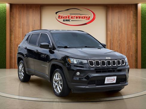 Used 2025 Jeep Compass Latitude AWD/4WD image 3