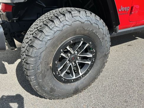 Used 2024 Jeep Wrangler Unlimited Rubicon w/ XTREMEE 35" Tire Package AWD/4WD image 8