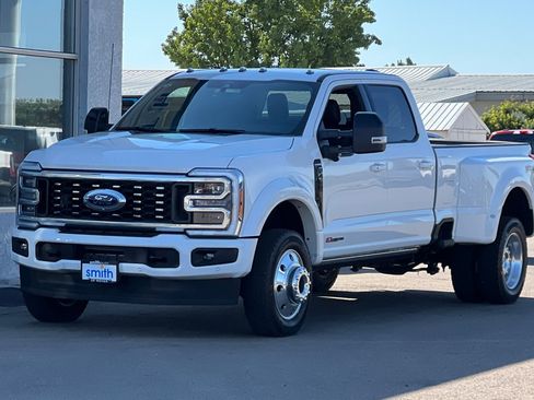 Used 2025 Ford F450 Platinum w/ FX4 Off-Road Package image 8