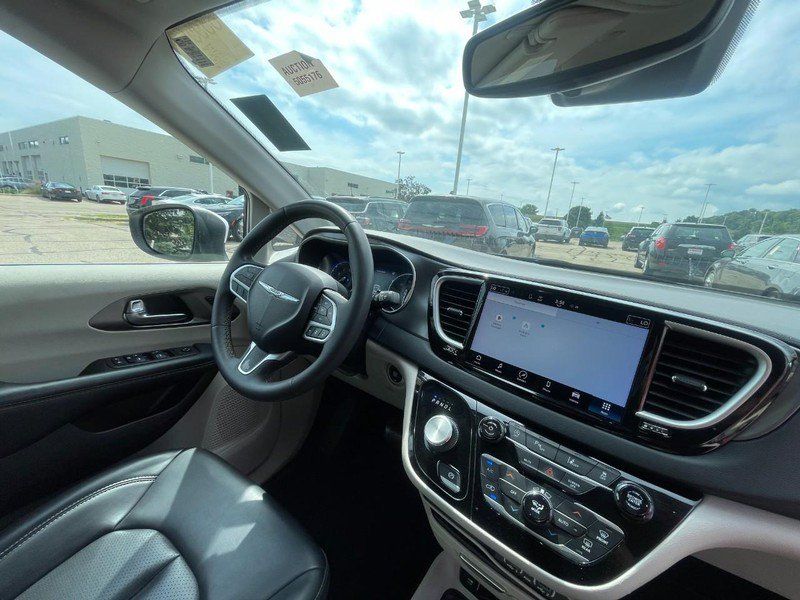 Used 2023 Chrysler Pacifica Touring-L FWD image 6