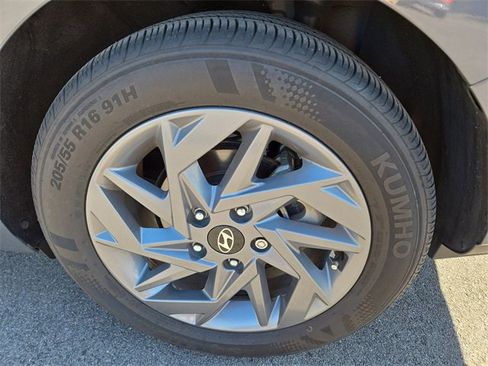 Certified 2024 Hyundai Elantra SEL image 27