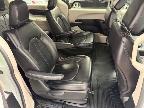 Used 2022 Chrysler Pacifica Touring-L FWD image 12