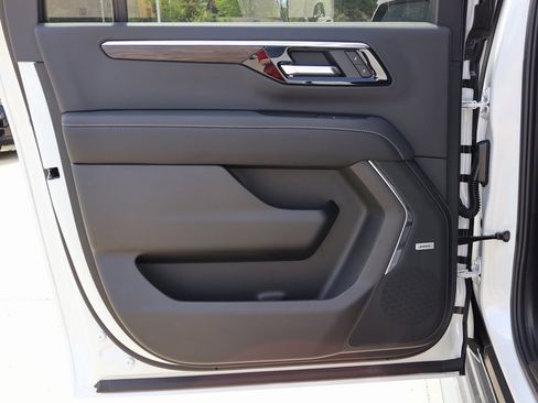 New 2025 Chevrolet Suburban Premier image 28